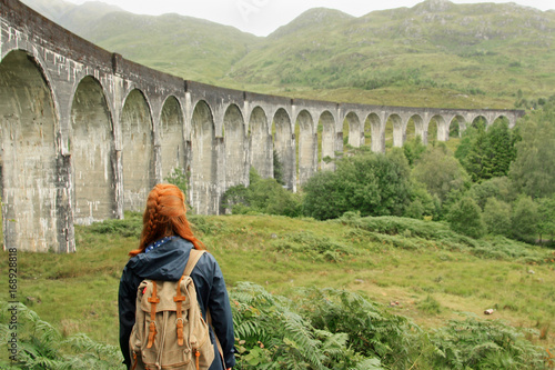 Rothaariges Mädchen vor Glenfinnan Viadukt, Schottland