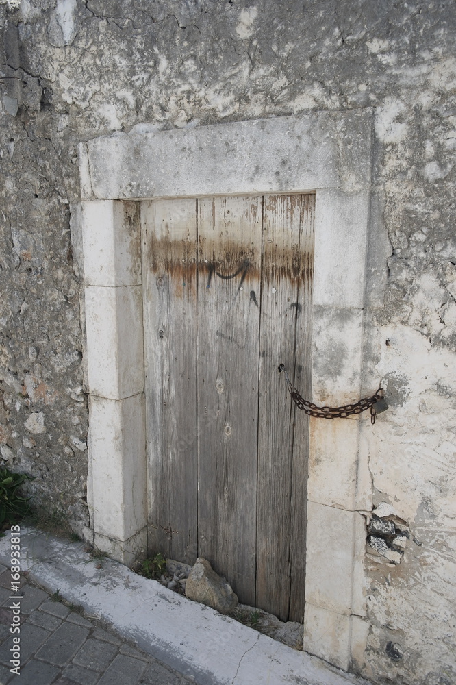 старая деревянная дверь в греческом доме