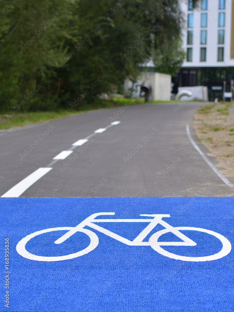 Obraz premium Frisch asphaltierter Fahrradweg