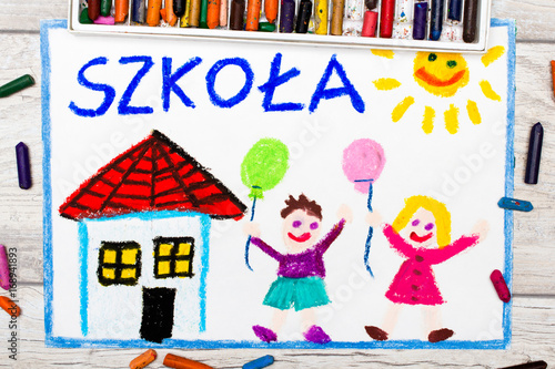 Kolorowy rysunek z napisem SZKOŁA, budynkiem szkoły oraz cieszącymi się dziećmi. Powrót do szkoły. 
