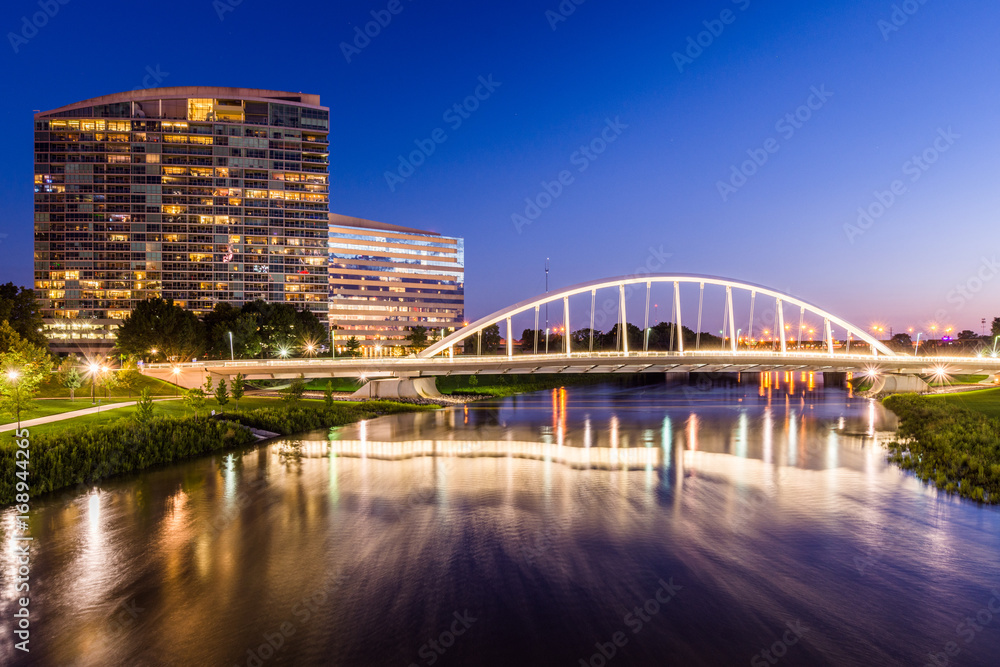 Naklejka premium Skyline of Columbus, Ohio from Bicentennial Park bridge at Night