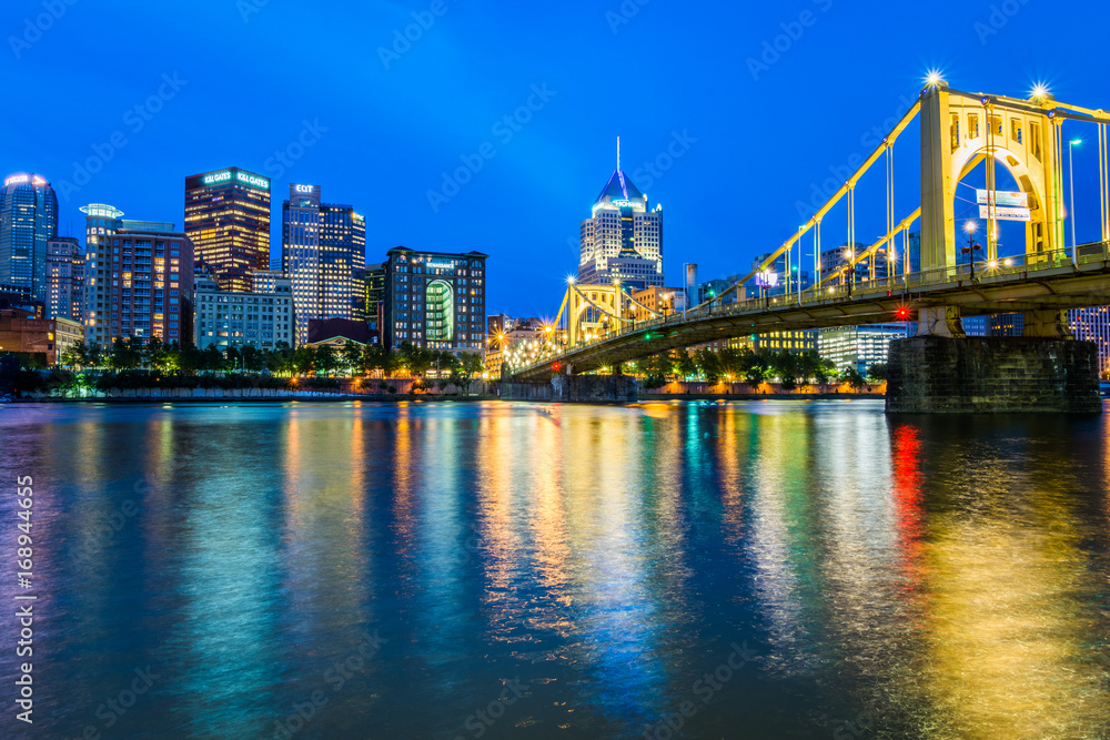 Fototapeta premium Skyline of Pittsburgh, Pennsylvania fron Allegheny Landing across the Allegheny River