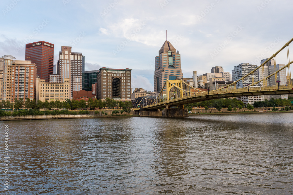 Obraz premium Skyline of Pittsburgh, Pennsylvania fron Allegheny Landing across the Allegheny River