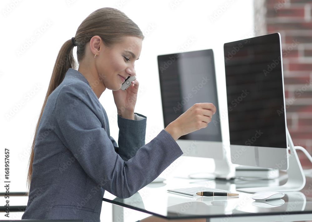 business woman talking on the smartphone business woman talking on the smartphone