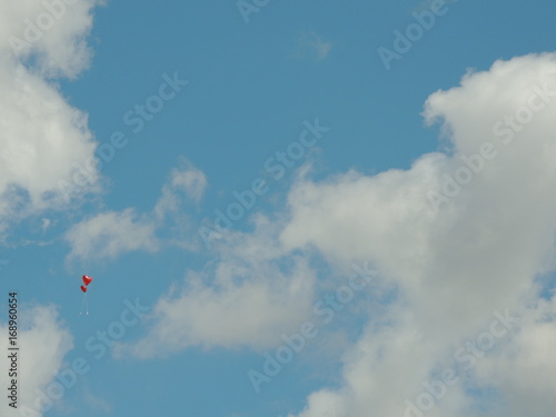 Luftballon im Sommer Himmel