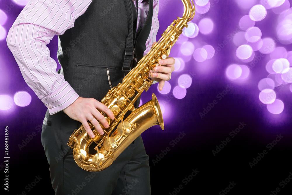 Obraz premium Jazz saxophone player in performance on the stage.