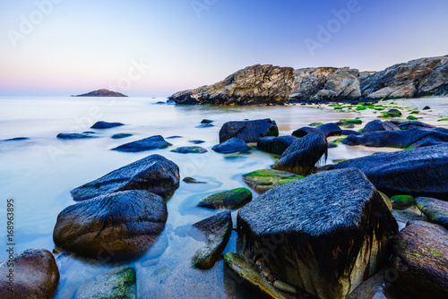 Sonnenaufgang an der steinigen Kueste von Quiberon