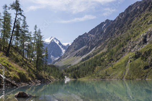 Fototapeta Naklejka Na Ścianę i Meble -  View of the mountains with reflection in the blue lake.