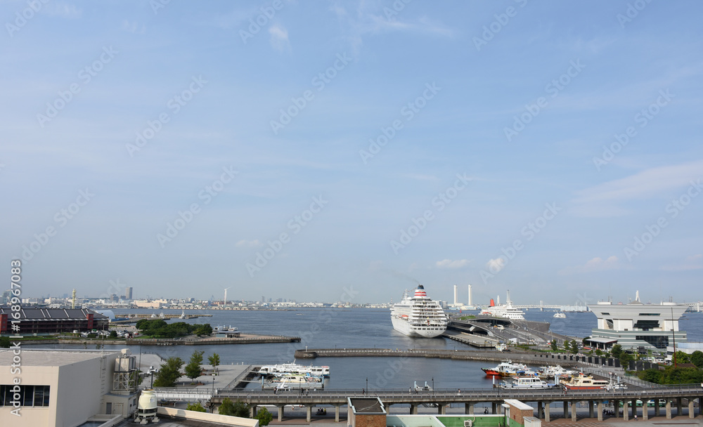 日本・横浜の都市風景（青空と横浜港などを望む）