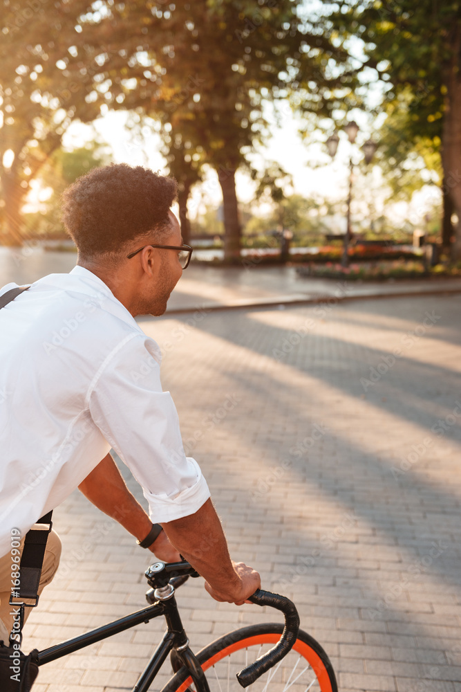 Obraz premium Young african man early morning with bicycle walking