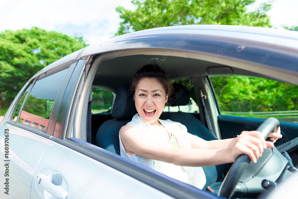 車の運転をしている女性
