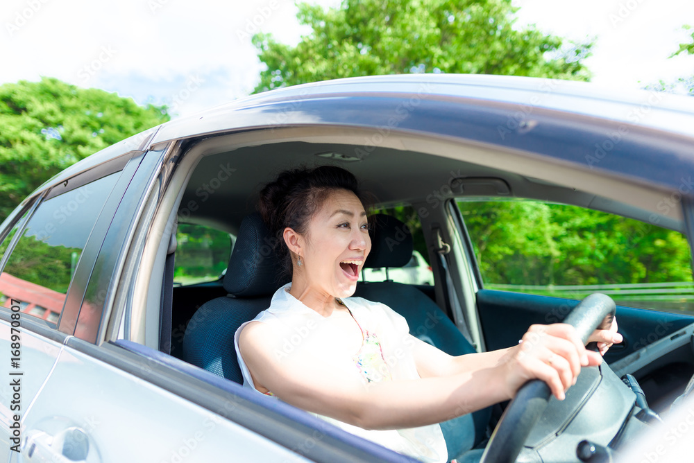 車の運転をしている女性