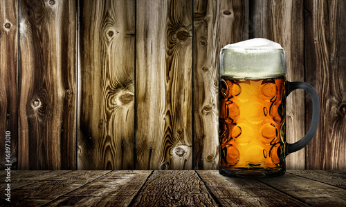 Maß Bier vor holzhintergrund