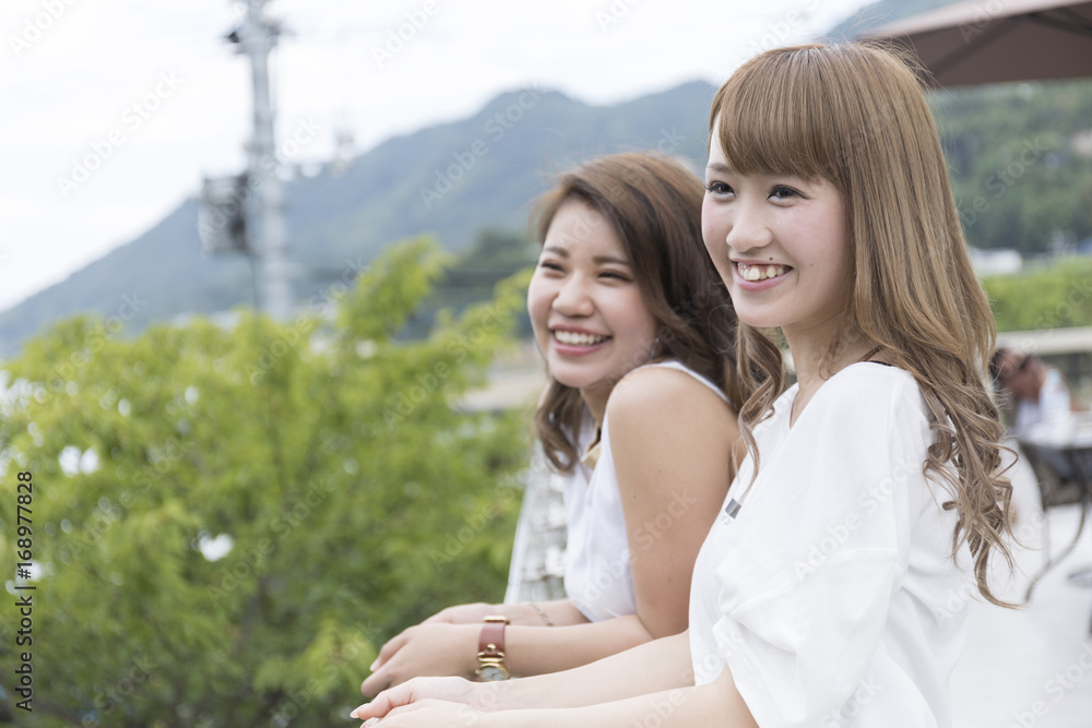旅行を楽しむ女性二人組 旅行を楽しむ女性二人組