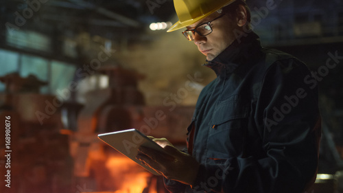 Fotografie Engineer in Glasses using Tablet PC in Foundry