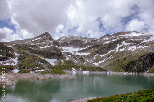 Bergsee mit Glätschen im Hintergrund