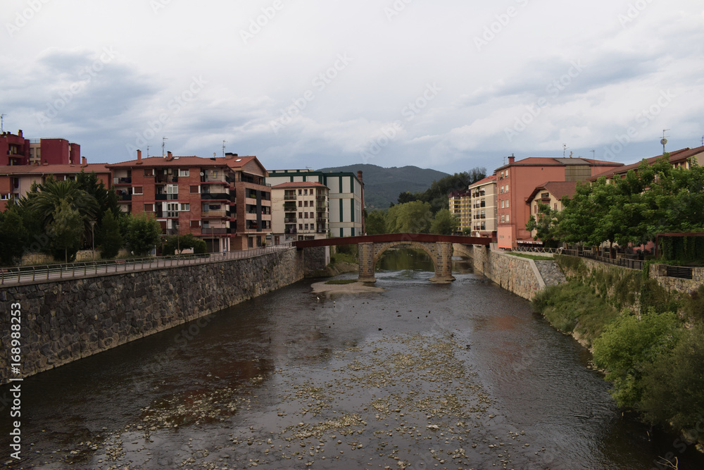 Ríos anchos a través de pueblos. 