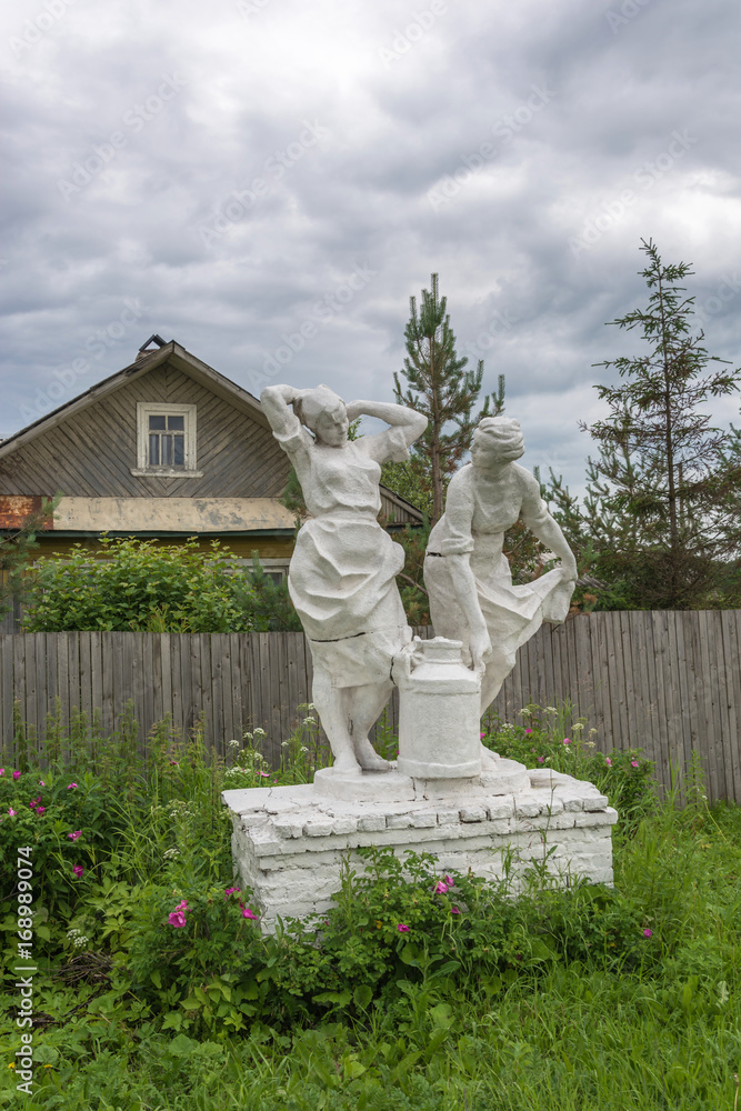 The sculpture of women farmers, bearing a jar of milk.