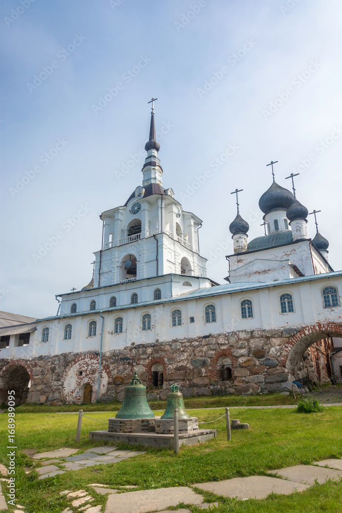 Obraz premium In the courtyard of the Spaso-Preobrazhensky Solovetsky monastery.