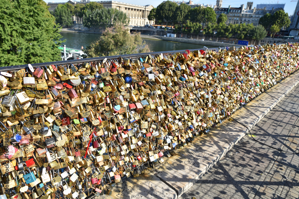 Cadenas d'amour au pont Neuf à Paris, France