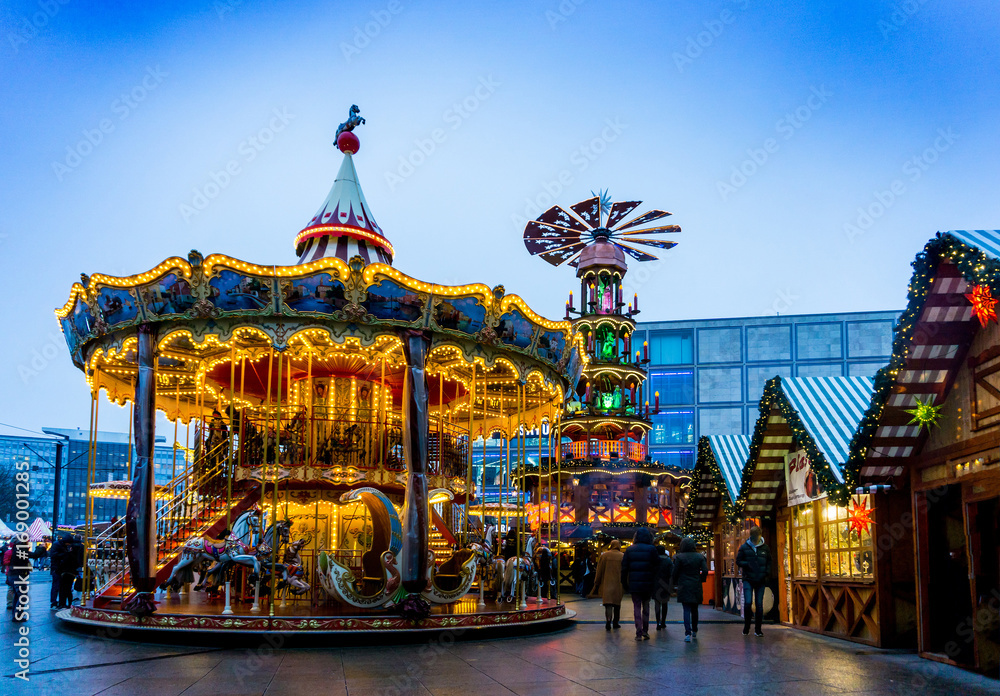 Fototapeta premium BERLIN, GERMANY - DECEMBER 23, 2016: Beautiful decorated booths and christmas lights at Gendarmenmarkt Christmas Market.