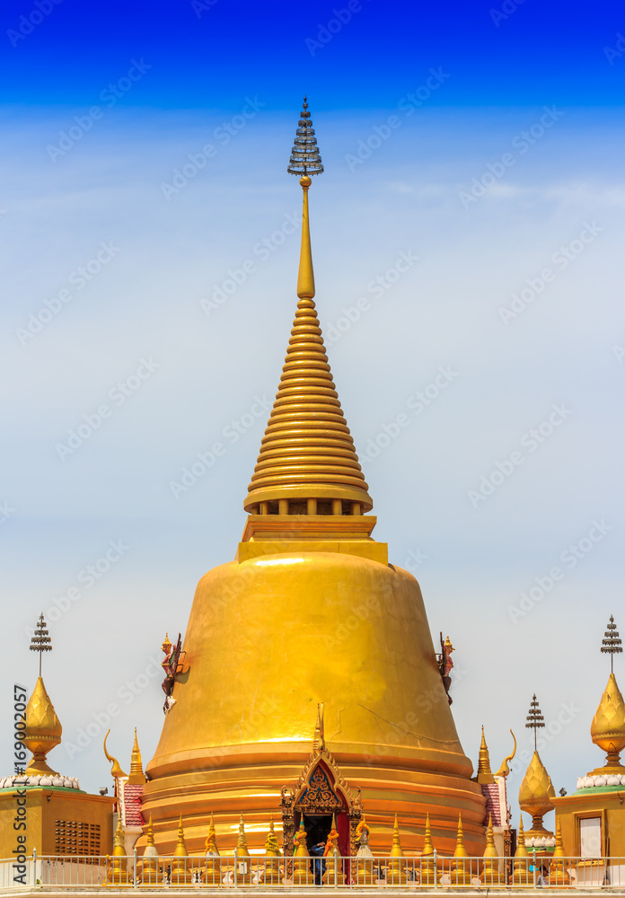 Naklejka premium Golden Pagoda of Buddhist temple, With Blue Sky background 