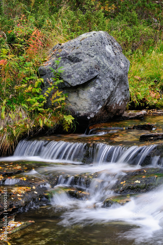Fototapeta premium Herbstliche Fluss Landschaft, Flatruet, Schweden