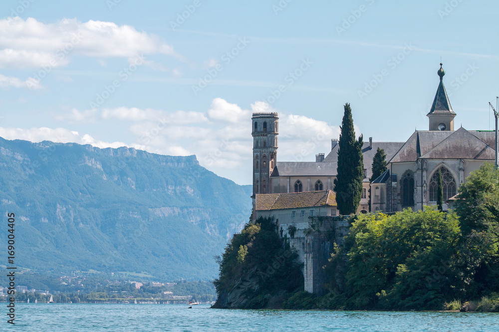 Fototapeta premium Abbaye de Hautecombe sur le Lac du Bourget (Savoie, Alpes, France)