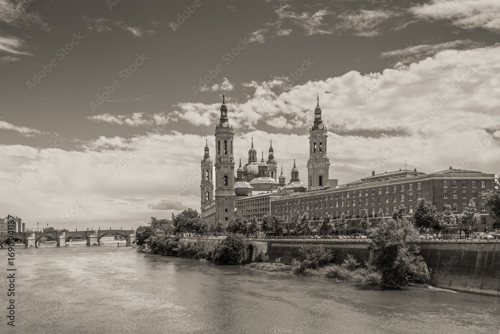 Fototapeta premium Cathedral from Ebro river in spring, Zaragoza, Aragon