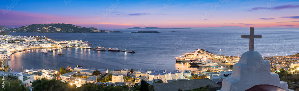 Panorama von Mykonos Stadt bis zum alten Hafen nach Sonnenuntergang, Griechenland