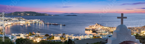 Panorama von Mykonos Stadt bis zum alten Hafen nach Sonnenuntergang, Griechenland
