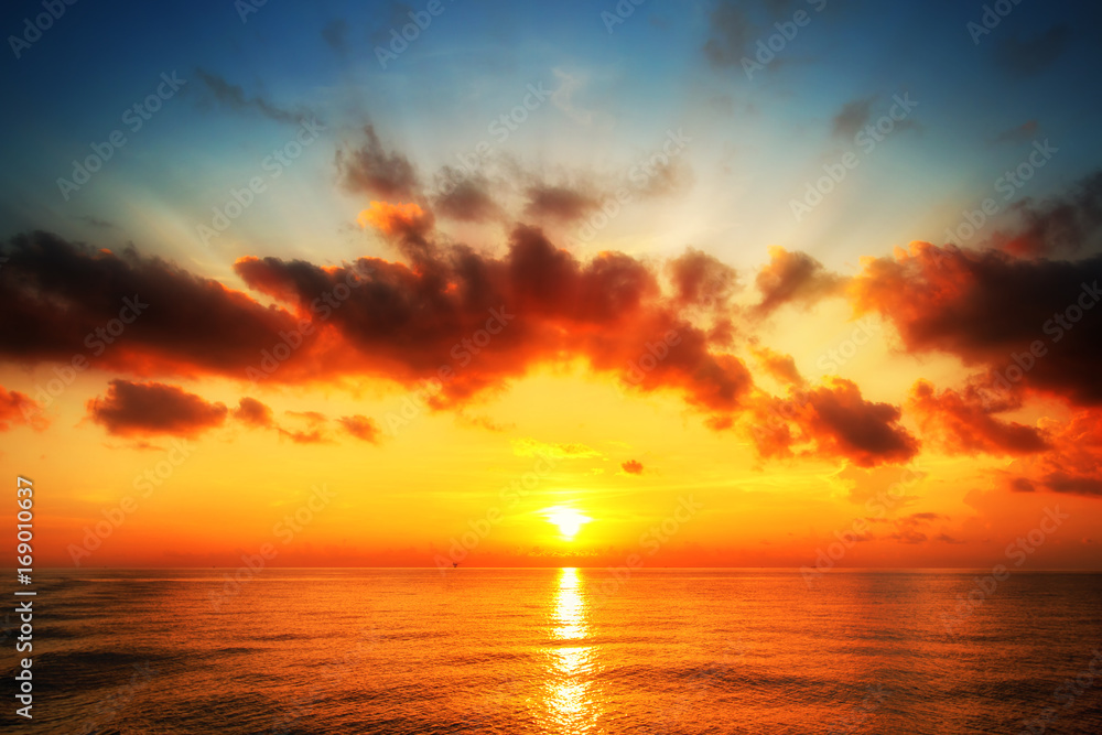 Obraz premium Morze i niebo w czasie zachodu słońca