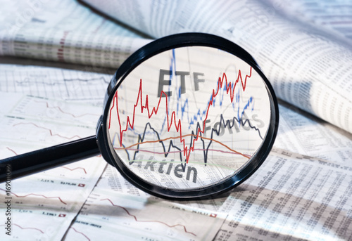 Lupe und Kurse von ETF, Fonds und Aktien