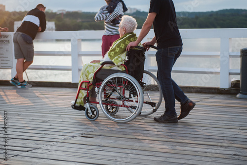 starsza kobieta na wózku inwalidzkim