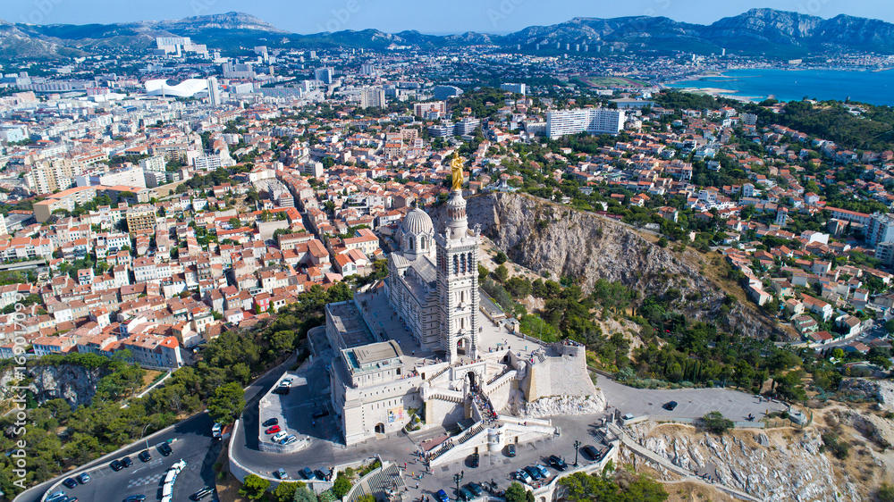 Vue aérienne sur la basilique Notre Dame de la Garde, à Marseille