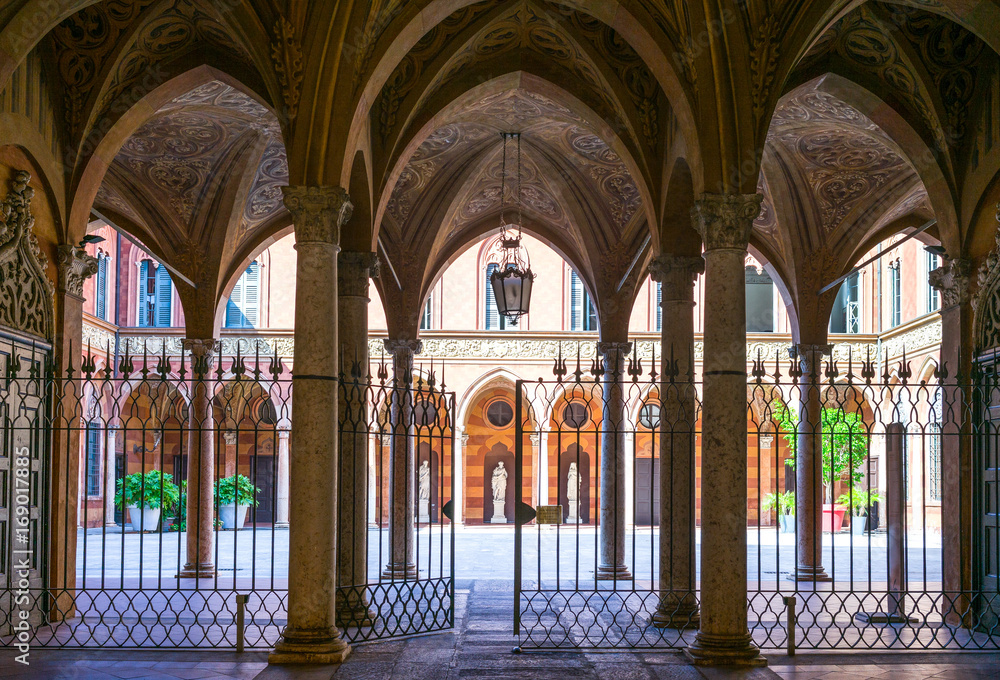 The architectures of Cremona