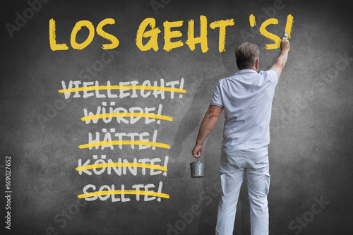 Pfleger schreibt Los gehts mit Farbe auf Wand