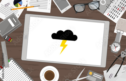 Schreibtisch mit Tablet - Gewitterwolke