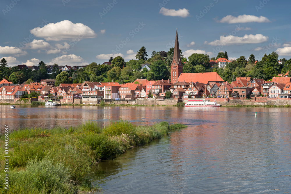 Elbe Stadt Lauenburg bei bestem Sommerwetter