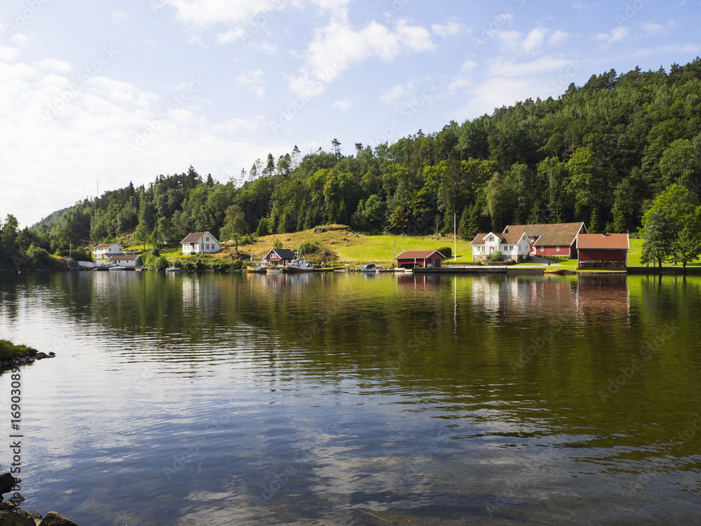 Paisajes de Kristiansand a Stavanger por la E39, bucólico paisaje con reflejos en el agua. Vacaciones en Noruega 2017

