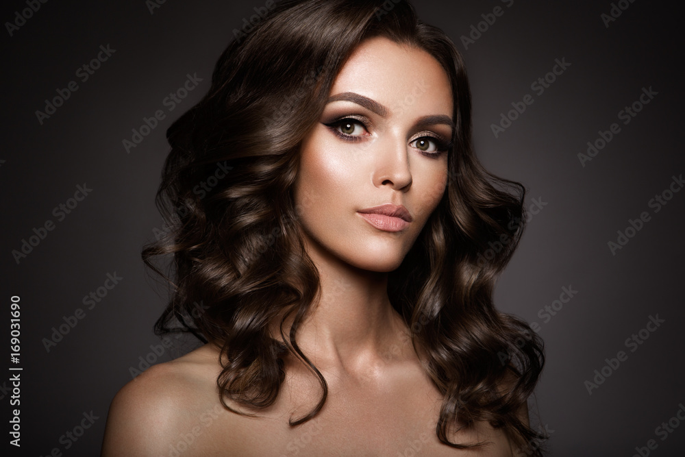 Fototapeta premium Beautiful young brunette with bright make up