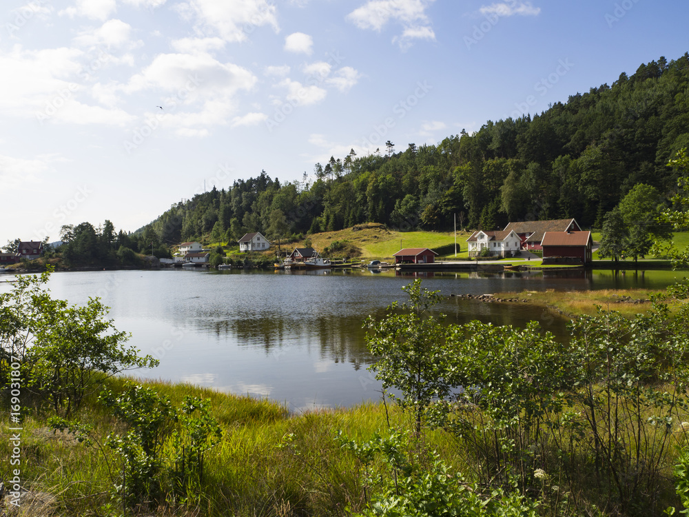 Paisajes de Kristiansand a Stavanger por la E39, bucólico paisaje con reflejos en el agua. Vacaciones en Noruega 2017
