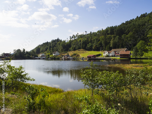 Paisajes de Kristiansand a Stavanger por la E39, bucólico paisaje con reflejos en el agua. Vacaciones en Noruega 2017 