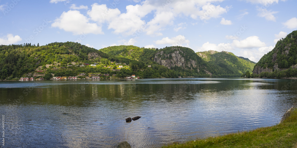 Paisajes de Kristiansand a Stavanger por la E39, bucólico paisaje con reflejos en el agua. Vacaciones en Noruega 2017

