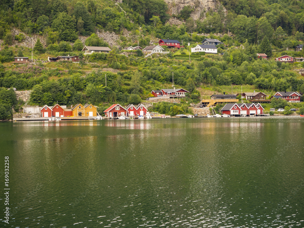 Paisajes de Kristiansand a Stavanger por la E39, bucólico paisaje con reflejos en el agua. Vacaciones en Noruega 2017
