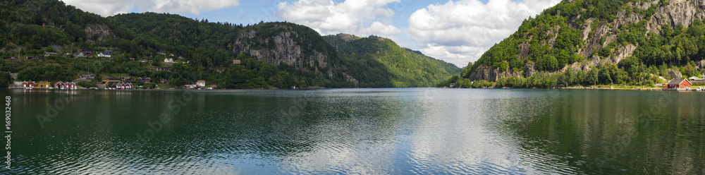 Paisajes de Kristiansand a Stavanger por la E39, bucólico paisaje con reflejos en el agua. Vacaciones en Noruega 2017
Paisajes de Kristiansand a Stavanger por la E39, bucólico paisaje con reflejos en el agua. Vacaciones en Noruega 2017