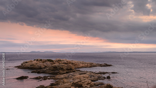 Vista de la bahia de Roses con Islas Medes al fondo un atardecer de verano, Costa Brava