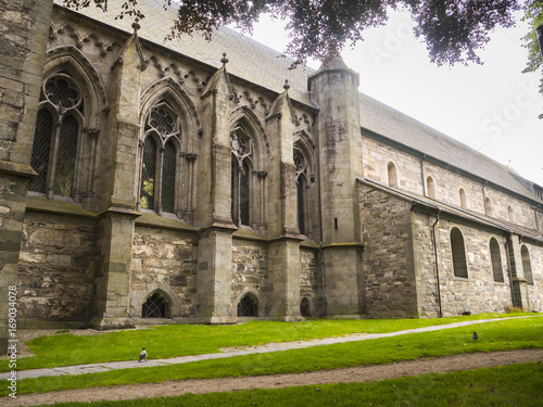 Vista lateral de la catedral de San Swithun de Stavanger  es la m  s antigua de Noruega  verano de 2017.