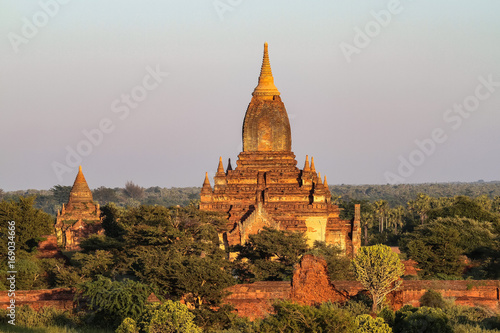 Myanmar - Sonnenuntergang bei den Pagoden in Bagan