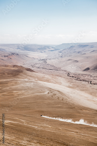 Un vehículo todoterreno cruza el desierto de Atacama, Chile